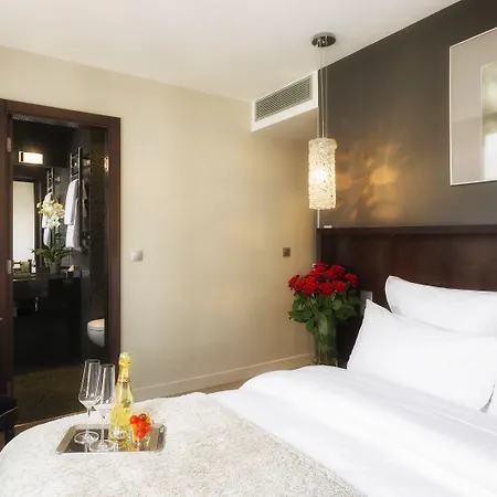 B Montmartre Hotel 4*