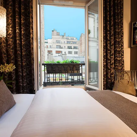 B Montmartre Hotel 4*